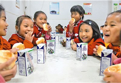 ��12��13�������Ϝ�Դ�h����С�W(xu��)�ĺ��ӂ����ڳԠI�B(y��ng)��ͣ���(d��ng)�յ������һ�K�����һ�м�ţ����