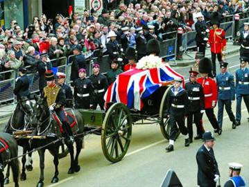 4��17������Ӣ���׶����أ��ʼ��T���ڱ��(du��)�o(h��)�����Р����˵��`��ǰ��ʥ���_������� ���A��/·͸