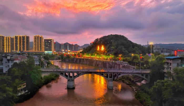 湖北來鳳出現(xiàn)“晚霞云?！本坝^