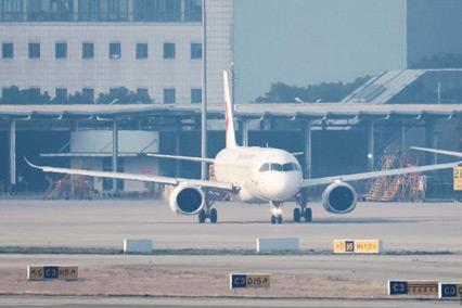 東航C919國(guó)產(chǎn)大飛機(jī)執(zhí)飛第三條定期航線(xiàn)“滬陜快線(xiàn)”