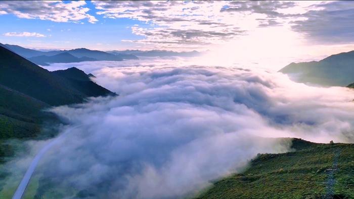 航拍青?；ブ鄙剑涸旗F繚繞 宛若仙境