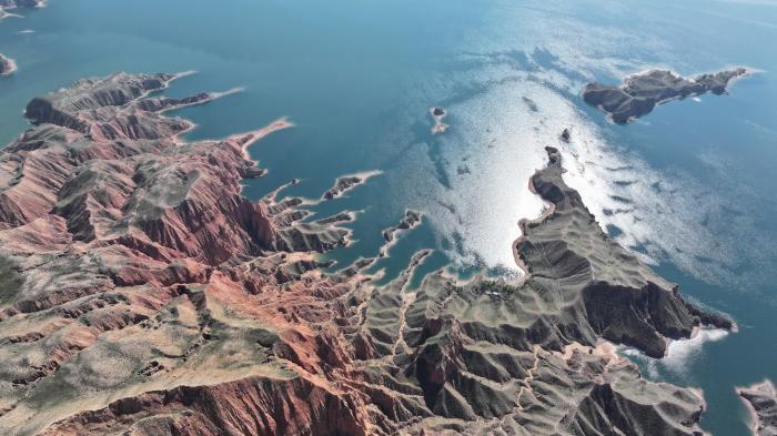 丹山、碧水交融 青海黃河岸畔波光瀲滟