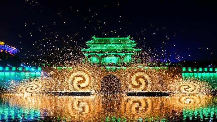 河南開封：非遺火壺、打鐵花同臺(tái)“綻放”