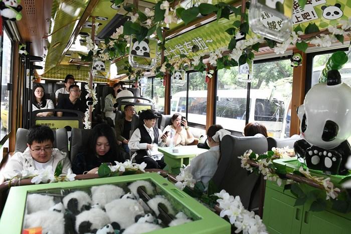 重慶熊貓巴士首發(fā) 開啟山城“萌趣魔幻”之旅