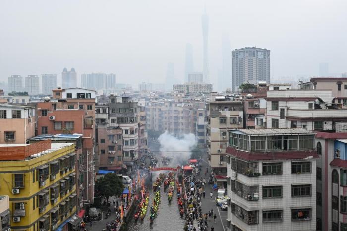 廣州“龍船景”場(chǎng)面熱鬧