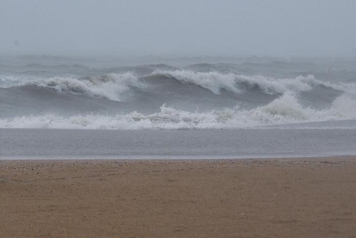 臺(tái)風(fēng)“蝴蝶”逼近 三亞崖州灣巨浪滔天