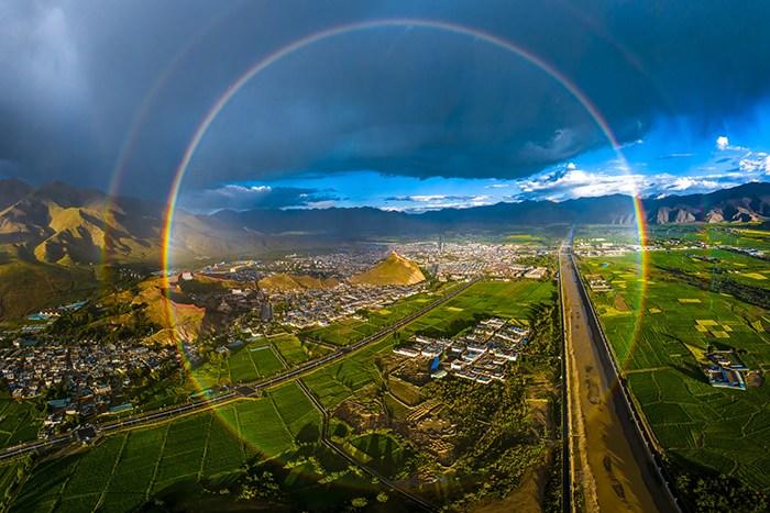西藏日喀則暴雨過后現(xiàn)圓形彩虹