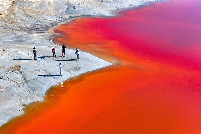 芒乃淖爾鹽湖如大自然調(diào)色盤