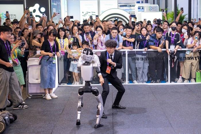 王祖藍(lán)“大戰(zhàn)”智能機器人