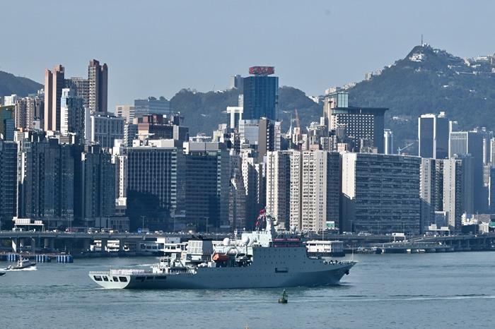 海軍戚繼光艦、沂蒙山艦抵達香港
