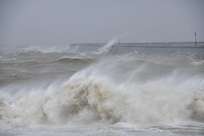 強(qiáng)臺風(fēng)逼近 ?？诟浇Ｓ蛳凭蘩?>
     <p>強(qiáng)臺風(fēng)逼近 海口附近海域掀巨浪</p>
</a><a href=