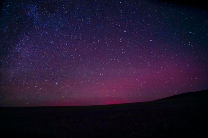 極光、銀河、流星共舞草原夜空	