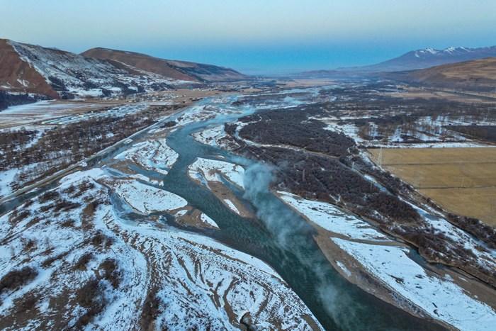 青海門源：祁連山腹地大通河晨霧彌漫