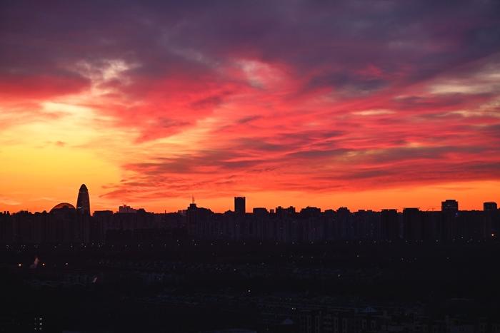 北京清晨迎來(lái)絢麗朝霞