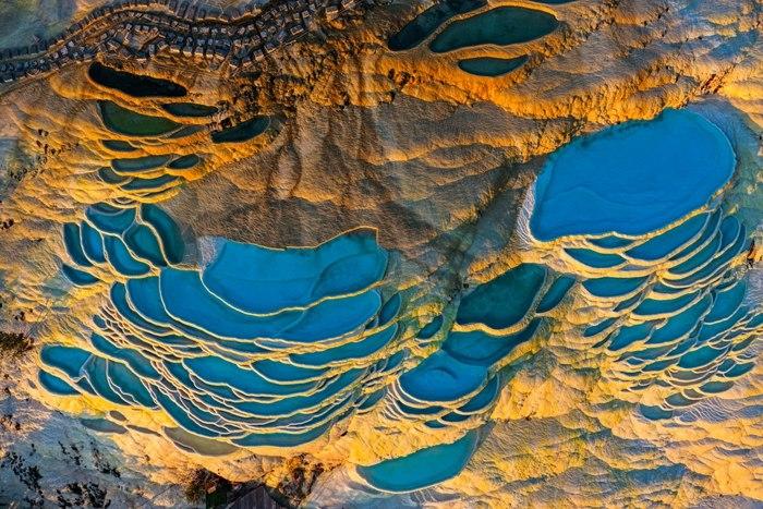 云南迪慶：日出時分 白水臺“仙人遺田”染金邊