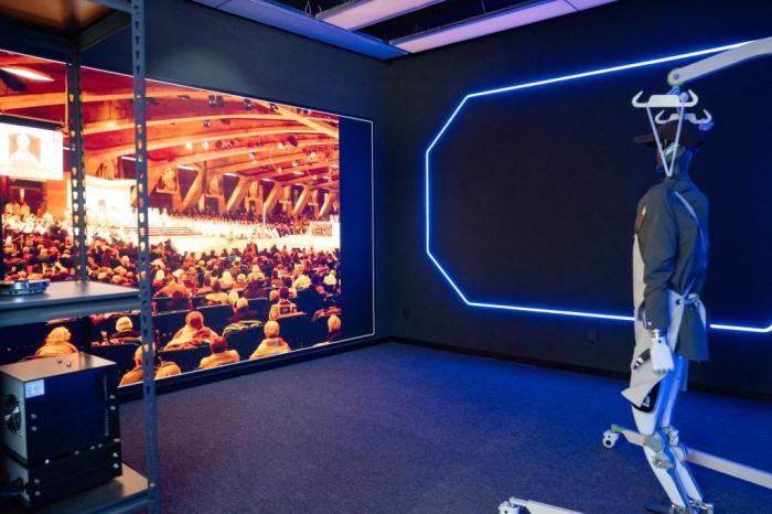 人形機(jī)器人忙“考證”