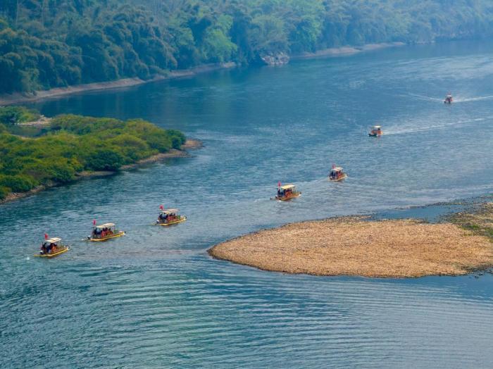 廣西陽(yáng)朔：春日漓江畫(huà)中游