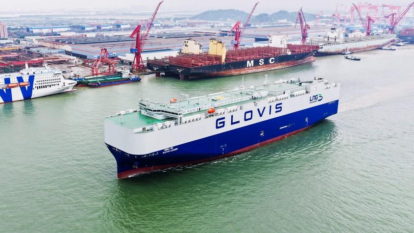 全球首艘萬車級汽車運輸船出海試航