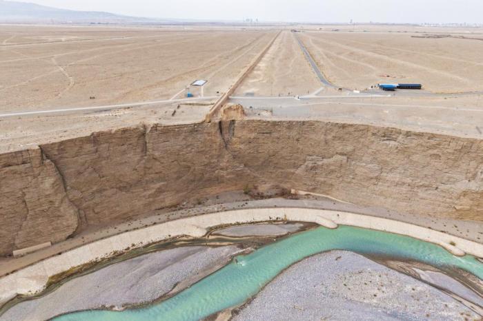 航拍鑲嵌在懸崖峭壁之上的長(zhǎng)城第一墩
