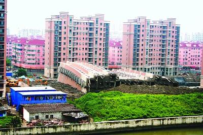 �����ĘǷ�λ�ں�߅���ײ��۔��ˮ������¶������