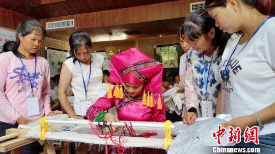 廣西“批量”育“繡娘”傳承民族織繡文化