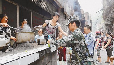 彝良抗震救災(zāi)現(xiàn)場(chǎng):志愿者已成“熟練工”(圖)