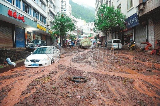 泥石流致彝良災(zāi)區(qū)安置點千余人午夜大轉(zhuǎn)移(圖)