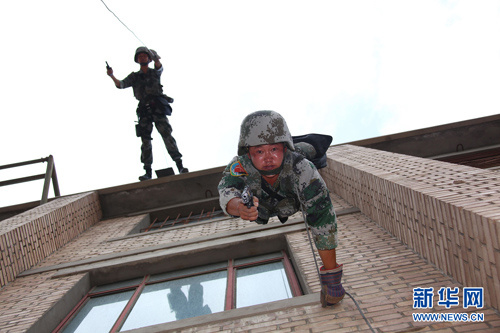 解放軍槍王苦練心理素質(zhì)深夜到墳場對視墓碑