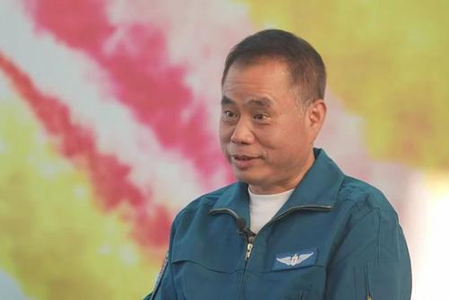 殲-15首飛前夜，他們?yōu)楹我?qǐng)?jiān)囷w員吃飯？