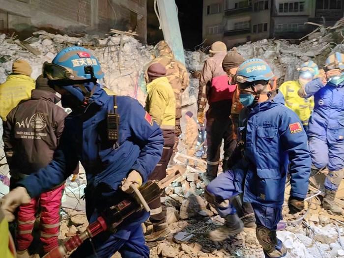 在土耳其震區(qū)的中國(guó)救援隊(duì)