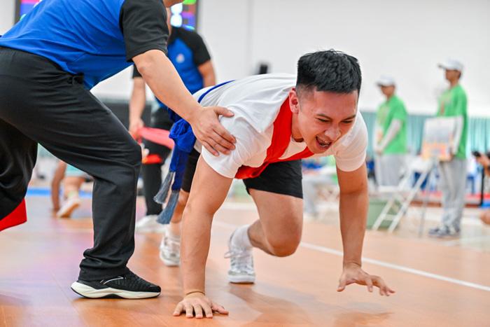 “大象拔河”！一場力與技的較量