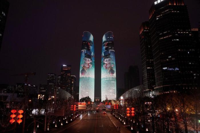 成都點亮地標(biāo) 慶?！赌倪?》總票房突破100億元