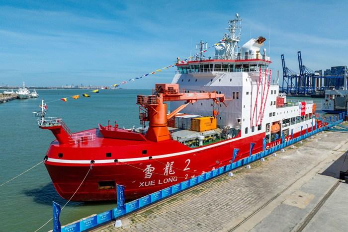 “雪龍2”號極地科學考察破冰船在?？谙蚬婇_放