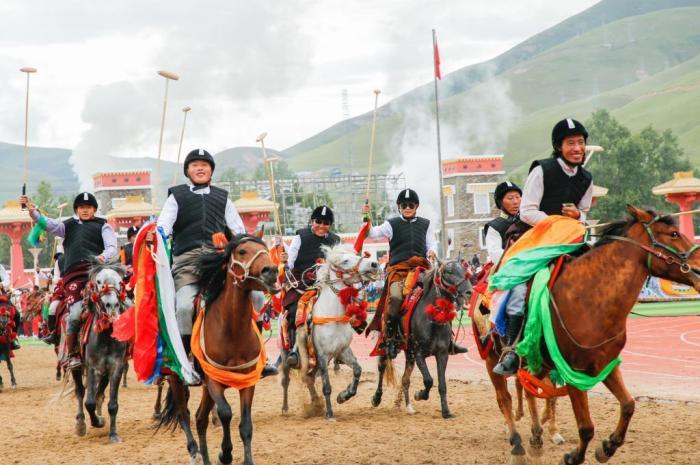 玉樹賽馬會(huì)啟幕 馬術(shù)表演驚艷亮相