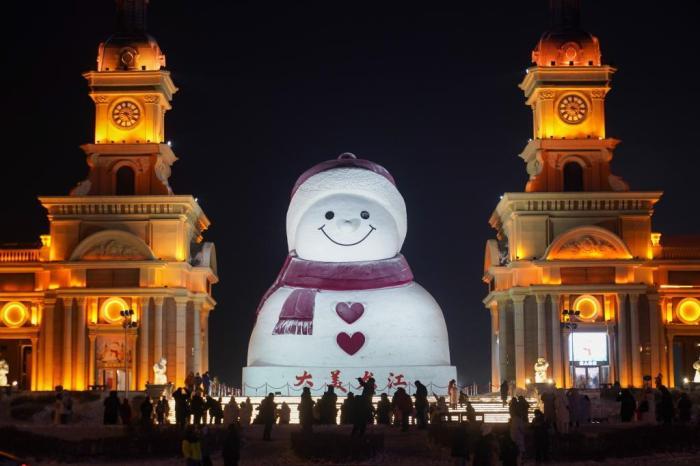 哈爾濱“網(wǎng)紅大雪人”點(diǎn)亮冬夜