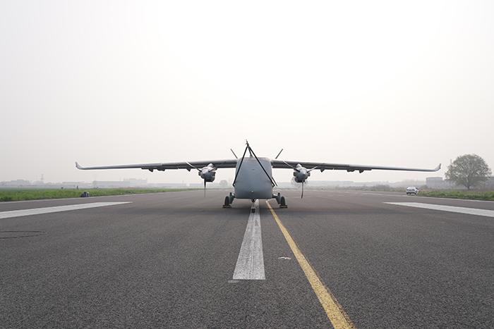中國首款7噸級運投無人機長鷹-8在河南鄭州首飛